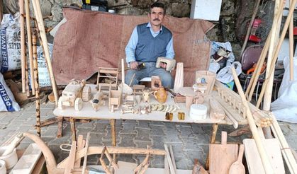 Manisalı Halil Usta elleriyle ağaca şekil veriyor