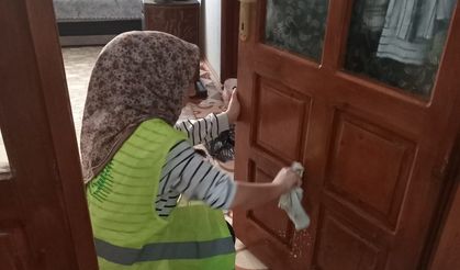 Demirci’de ihtiyaç sahibi vatandaşların evleri temizleniyor