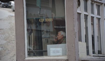 Manisa'da 12 yaşında başladığı berberliği 57 yıldır sürdürüyor