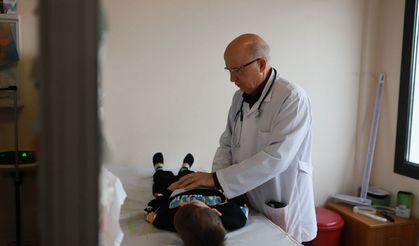 Soma'nın 'Tonton Dede'si sağlık dağıtmaya devam ediyor