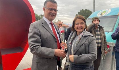 Başkan Öküzcüoğlu'ndan ilk karanfil eşine
