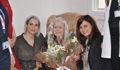 Manisa Şehir Hastanesinden 102 yaşındaki Şefika teyzeye ziyaret
