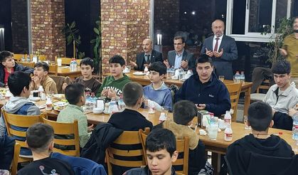 Salihli Kaymakamı öğrencilerle iftar yaptı