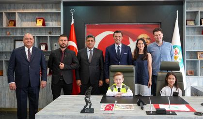 Başkan Zeyrek koltuğunu minik İkra ve Arden'e bıraktı