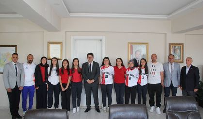 Kula Kaymakamı Özdemir sporcuları ağırladı