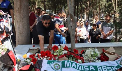 Manisa Gazeteciler Cemiyeti'nden Ferdi Zeyrek'in mezarına ziyaret