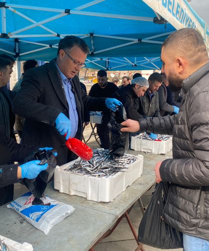 Manisa'da 1 saatte 8 ton hamsi dağıtıldı
