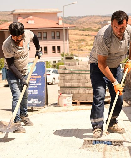 Büyükşehir Akgedik’teki yolları yeniliyor