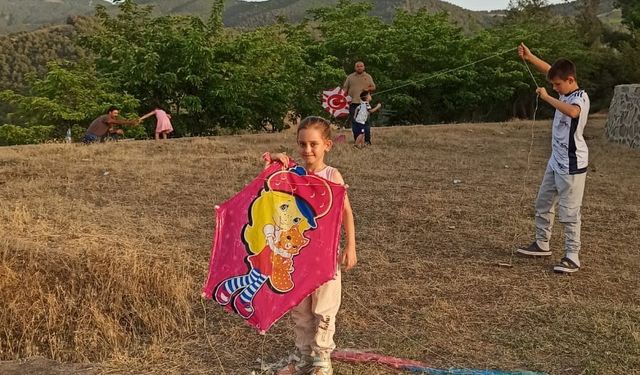 Manisa'da Geleneksel Uçurtma Şenliği renkli görüntülere sahne oldu