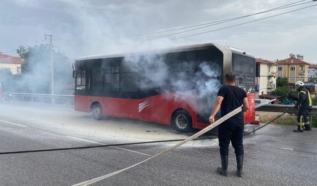 Manisa'da seyir halinde yanan halk otobüsü paniğe neden oldu