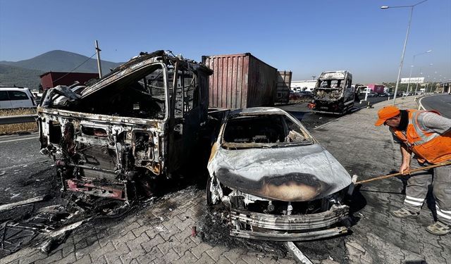 İzmir'de kaza yapan 3 araç yanarak küle döndü