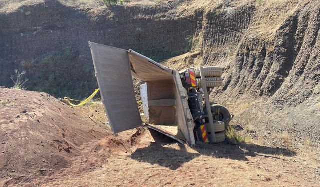 Manisa'da Cüruf ocağında yüksekten düşen kamyon sürücüsü öldü