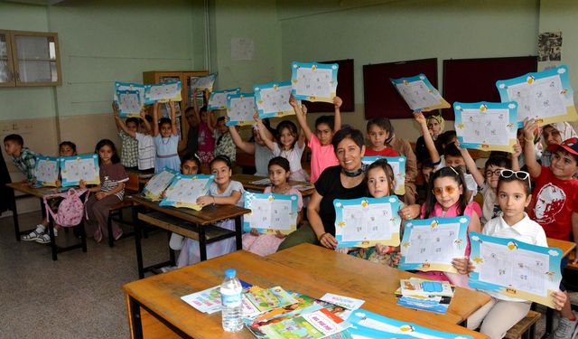 Manisa'da birinci sınıflar karne heyecanı yaşadı