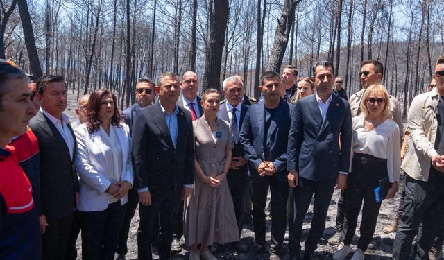 CHP lideri Özel, İzmir'de yangın bölgesinde incelemelerde bulundu