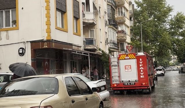 Akhisar’da apartmanın çatısına yıldırım düştü