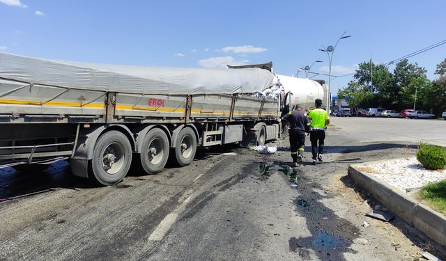 Manisa'da facianın eşiğinden dönüldü: Kömür yüklü tır LPG yüklü tankere çarptı