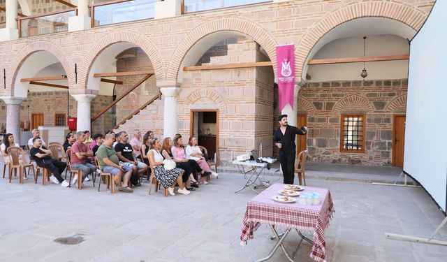 Fotoğraf tutkunları Şehzadeler'in 'Temel Fotoğrafçılık Eğitimi'nde buluştu