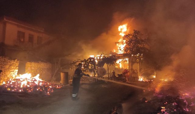 Gördes'te yangın nedeniyle 2 mahalle boşaltıldı