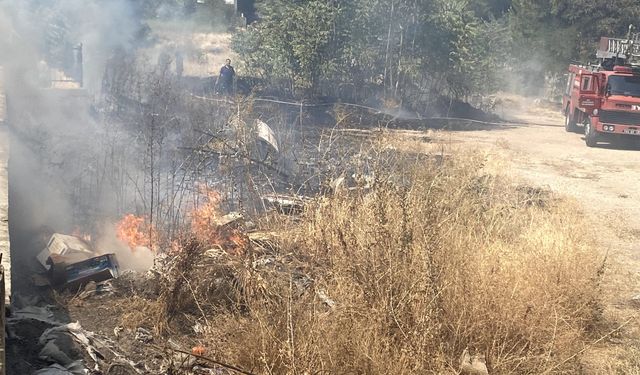 Manisa'da boş arazide çıkan yangın korkuttu