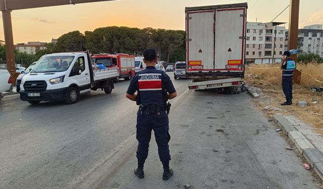 Manisa'da motosiklet, park halindeki tıra çarptı: 1 ölü, 1 yaralı