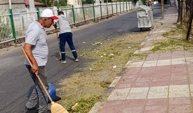 Şehzadeler Belediyesi ekiplerinin yaz mesaisi sürüyor