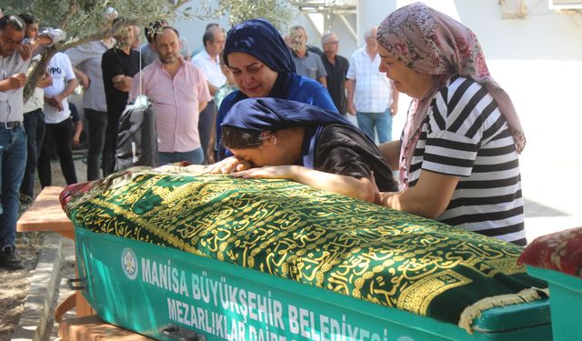 İzmir'de babaları tarafından öldürülen 3 çocuk Manisa'da defnedildi