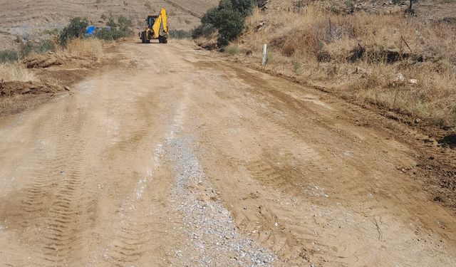 Sağanak yağıştan etkilenen Salihli'de bozulan yollar onarılıyor