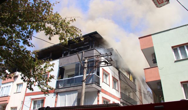 Manisa'da yangın çıkan çatı katının sahibi ile komşuları arasında kavga çıktı