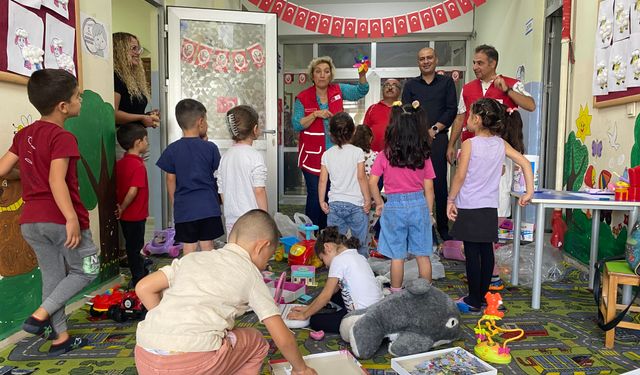 Alaşehir Türk Kızılay Derneği'den ana sınıfı öğrencilerine oyuncak hediyesi