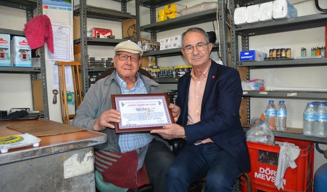 Akhisarlı 72 yıllık esnafa 'Üstün Şeref Belgesi'