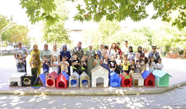 Manisalı Zeynep öğretmen öğrencilerine hayvan sevgisini aşılıyor