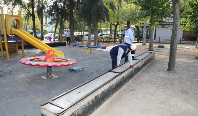 Şehzadeler Belediyesi Gençlik Parkı'ndaki oturma alanlarını yeniledi