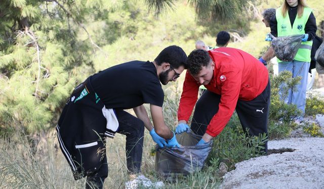 Manisa Celal Bayar Üniversitesi öğrencilerinden çevre temizliği