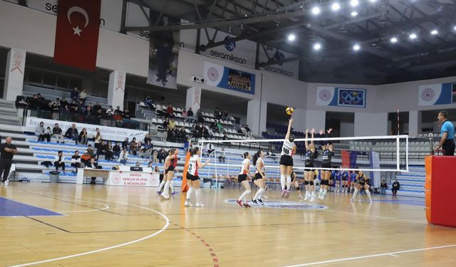 Turgutlu Belediyesi Kadın Voleybol Takımı galibiyete doymuyor