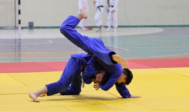 Manisa'da nefes kesen judo müsabakaları başladı