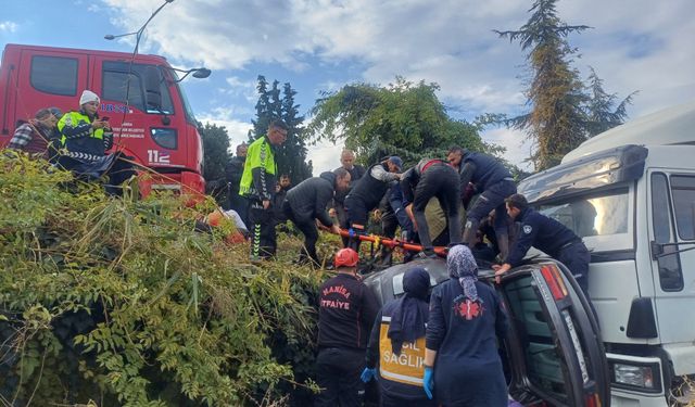 Manisa'da otomobil refüjden uçarak kamyona çarptı