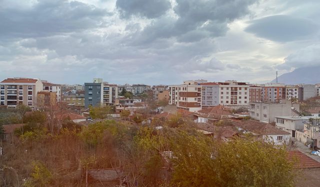 Manisa'da kuvvetli rüzgar etkisini gösteriyor