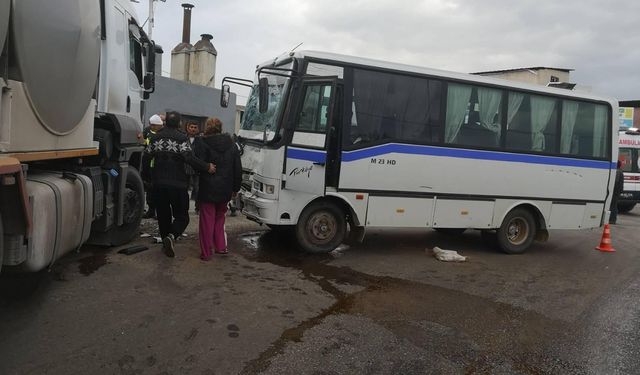 Manisa'da can pazarı: Süt kamyonu ile işçi servisi çarpıştı