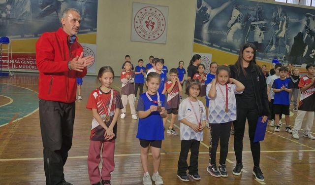 Yunusemreli badmintoncular turnuvadan 5 madalya ile döndü