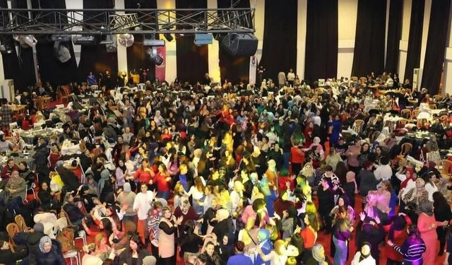 Manisalı kadınlar, ‘Yeni Yıl Matinesi'nde doyasıya eğlendi