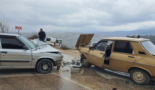 Manisa'da iki otomobil kafa kafaya çarpıştı