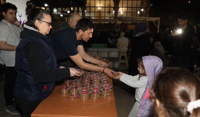 Şehzadeler Belediyesi'nden Kadir Gecesinde helva ikramı