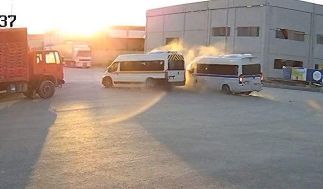 Manisa'da işçi servisi kaza yaptı