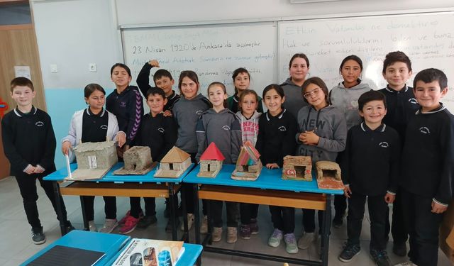 Selendilili öğrenciler Mezopotamya'nın kerpiç evlerini yaparak öğrendiler