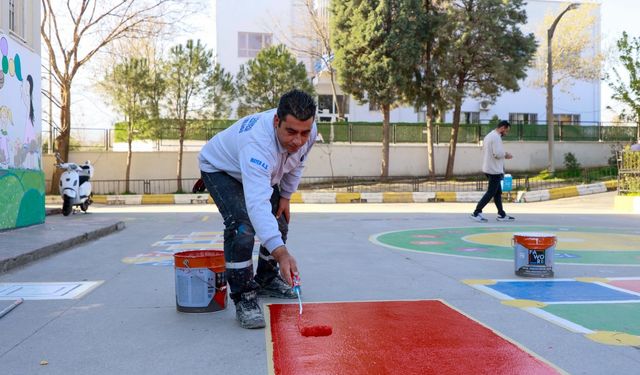 Yunusemre Belediyesi okul bahçelerini renklendiriyor