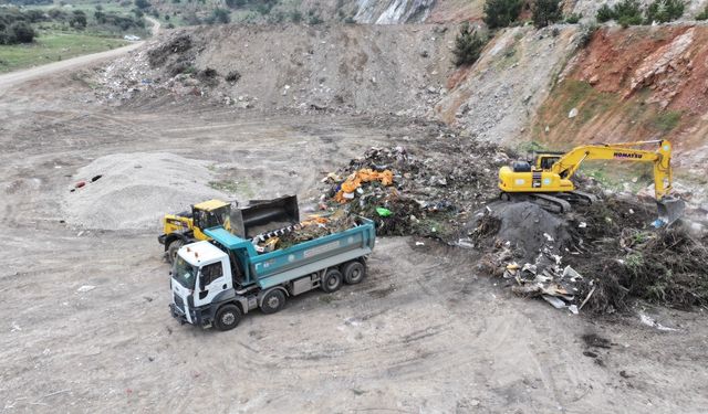 Spil Dağı eteğindeki molozlar temizleniyor