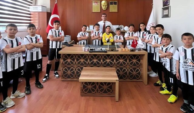 Manisalı hayırsever okul futbol takımını sevindirdi