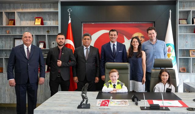 Başkan Zeyrek koltuğunu minik İkra ve Arden'e bıraktı