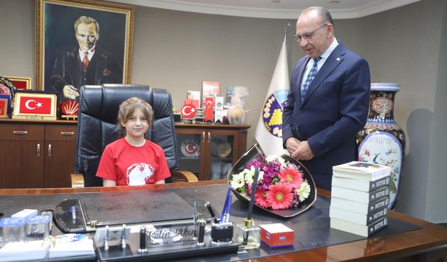 Başkan Akın, koltuğunu minik başkanlara devretti