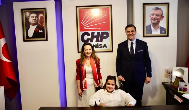 Başkan Özalper koltuğu küçük Ceylin'e devretti
